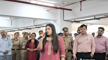 नोएडा: औद्योगिक शांति बनाए रखने को प्रशासन सक्रिय, डीएम ने श्रमिकों से किया सीधा संवाद