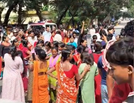 रांची में एचईसी-रेलवे की जमीन पर अवैध निर्माण के खिलाफ चला बुलडोजर, विरोध में सैकड़ों लोग सड़क पर उतरे