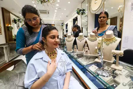 सोने-चांदी की कीमतों में स्थिरता का संकेत, इस हफ्ते मिलाजुला रहा प्रदर्शन