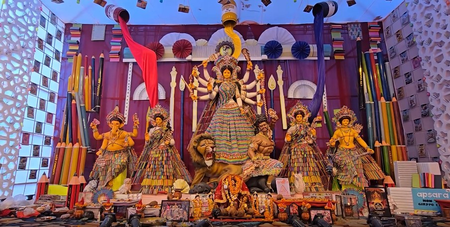 बिलासपुर में अनोखा दुर्गा पंडाल : कॉपी-किताब और पेन से सजावट, विसर्जन के बाद बच्चों में बांटे जाएंगे सामान
