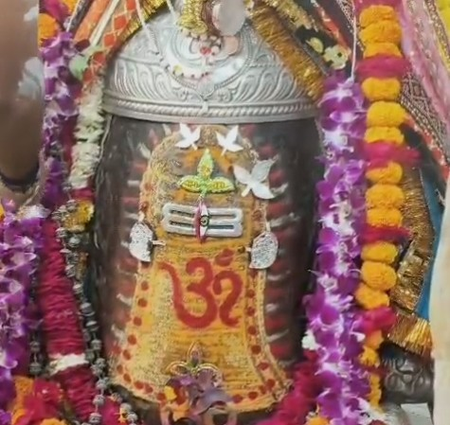 उज्जैन में गूंजा 'जय श्री महाकाल', तड़के 4 बजे बाबा ने दिए भक्तों को दर्शन