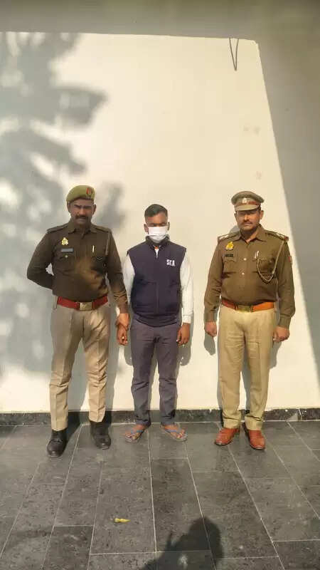 नोएडा में सौतेले पिता ने दो मासूम बच्चों को नाले में फेंका, राहगीरों की सूझबूझ से बची जान