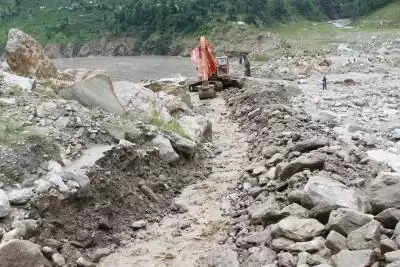 नेपाल में बाढ़ से 17 लोगों की मौत, तमिलनाडु के 57 तीर्थयात्री फंसे