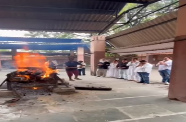 'साराभाई वर्सेस साराभाई' के साथी कलाकारों ने गाना गाकर सतीश शाह को दी अंतिम विदाई, आंखें हुईं नम