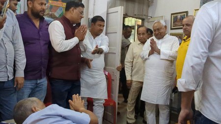 बिहार विधान परिषद चुनाव से पहले जदयू उम्मीदवार नीरज कुमार से मिले नीतीश कुमार, अस्पताल में चल रहा था इलाज