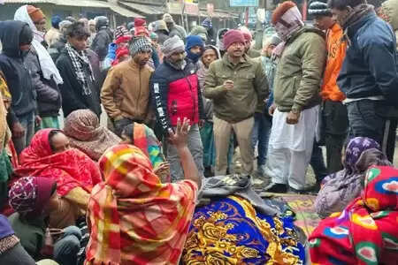 दुमका में ई-रिक्शा चालक की हत्या पर फूटा गुस्सा, शव के साथ ग्रामीणों ने एनएच पर लगाया जाम