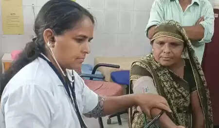 बनासकांठा: स्वास्थ्य शिविरों में डॉक्टरों ने गर्भवती महिलाओं और बच्चों की निःशुल्क जांच की