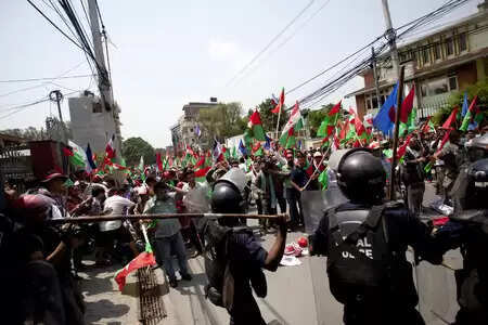 नेपाल के सीमावर्ती इलाके में माहौल अब भी तनावपूर्ण, कर्फ्यू लागू