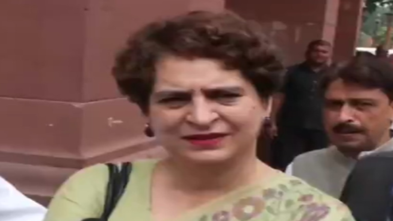 हॉकी टीम की जर्सी का रंग या इतिहास को बदलने की कोशिश से देश की आत्मा नहीं बदलती : प्रियंका गांधी वाड्रा