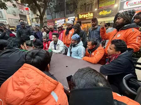 गिग वर्कर्स को इंसान समझें, इस्तेमाल करके फेंक देने वाले डेटा पॉइंट्स नहीं: राघव चड्ढा