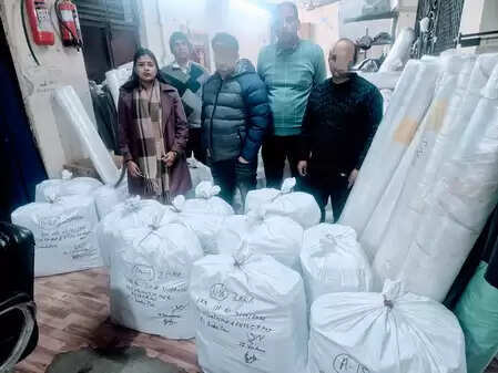 दिल्ली पुलिस ने अवैध गारमेंट यूनिट का भंडाफोड़ किया, नकली ब्रांडेड कपड़े जब्त