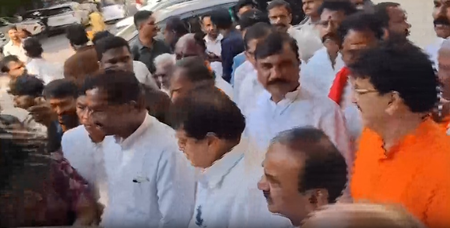 तेलंगाना सचिवालय के बाहर प्रदर्शन के दौरान भाजपा प्रदेश अध्यक्ष रामचंदर राव हिरासत में लिए गए