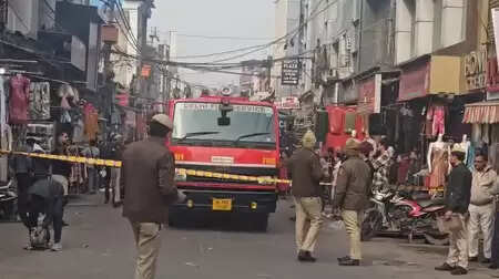 दिल्ली : नए साल से पहले अलर्ट मोड में पुलिस, कृष्णा नगर के लाल क्वार्टर में मॉक ड्रिल