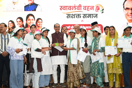भोपाल: महिलाओं को आत्मनिर्भर बनाने की दिशा में बड़ा कदम, शिवराज सिंह ने बांटे लोन और प्रमाण पत्र