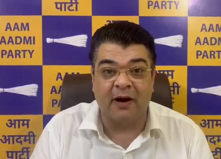 मृत और निलंबित जेई के तबादले पर एमसीडी घिरी, आप ने दिल्ली नगर निगम की कार्यशैली पर उठाए सवाल