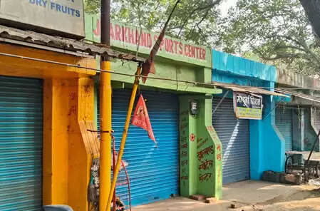 ज्वेलर्स प्रतिष्ठान में डकैती और व्यवसायी को गोली मारने के विरोध में सड़क पर उतरे लोग, बंद रहा जामताड़ा बाजार