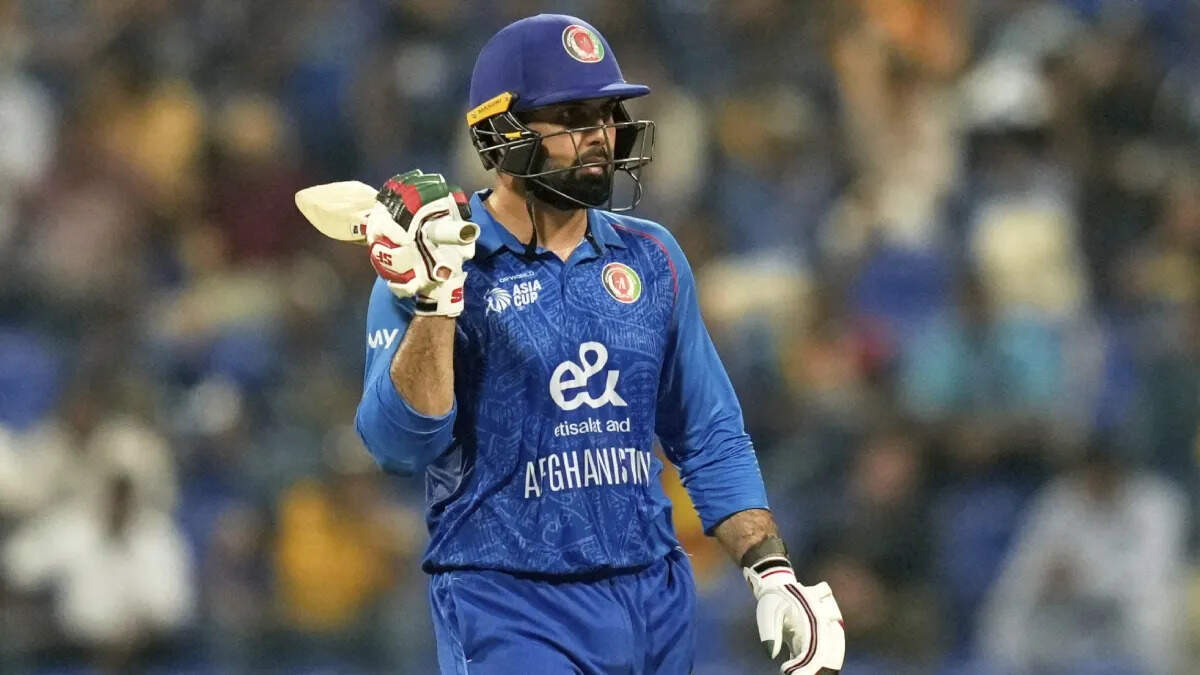 एक ओवर में 32 रन बने, एशिया कप टी-20 मैच में 40 साल के बल्लेबाज ने लगातार 5 छक्के जमाए