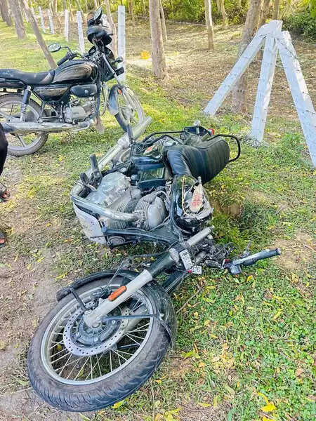 ग्रेटर नोएडा में भीषण सड़क हादसा: पानी टैंकर से टकराई बुलेट, तीन छात्रों की मौत