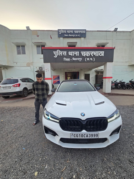 बीएमडब्ल्यू के सनरूफ पर युवती ने किया डांस, वीडियो वायरल हुआ तो पुलिस ने जब्त की कार