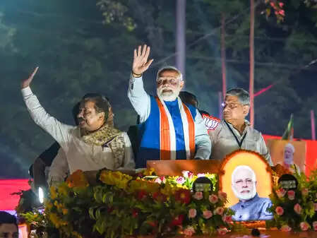 प्रधानमंत्री मोदी का पटना में रोड शो, एनडीए नेताओं ने कार्यक्रम को बताया ऐतिहासिक