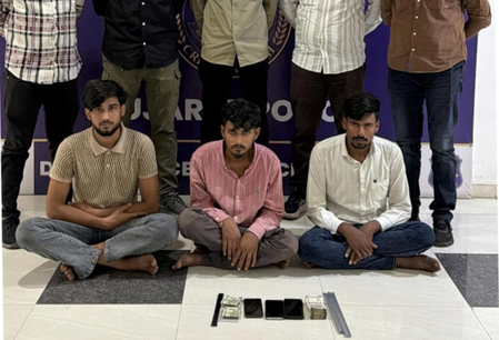 एटीएम में नकदी फंसी, ग्राहक के जाने के बाद चोरों ने चोरी की, गुजरात में तीन गिरफ्तार