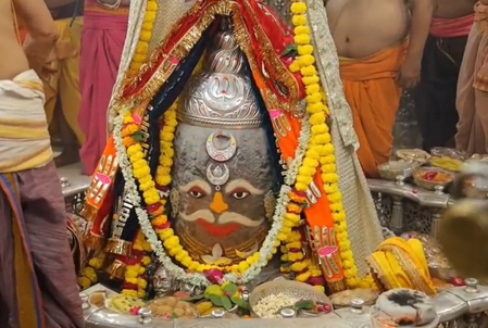 राजा स्वरूप में सजे बाबा महाकाल, पंचामृत पूजन के साथ की गई भस्म आरती