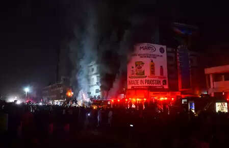 पाकिस्तान की आर्थिक राजधानी का 'गुल प्लाजा' जलकर खाक, व्यापारियों ने सरकारी अनदेखी को ठहराया जिम्मेदार