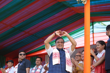 असम के मुख्यमंत्री ने बिना पैसे के नौकरियों को लेकर कांग्रेस पर सवाल उठाए