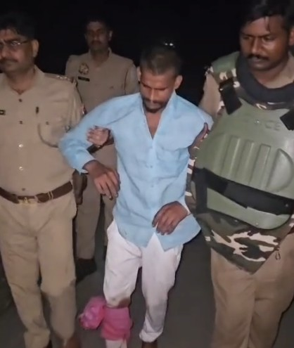 देवरिया: भलुअनी हत्याकांड में दो आरोपी गिरफ्तार, पुलिस मुठभेड़ में एक के पैर में लगी गोली