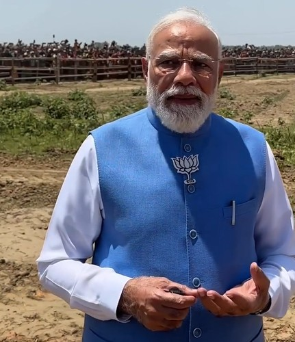 बंगाल चुनाव : हेलीपैड पर उमड़ी भारी भीड़, पीएम बोले- यह अद्भुत दृश्य