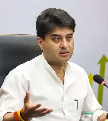 सिंधिया की पहल पर गुना के किसानों के लिए 2674 मीट्रिक टन डीएपी उपलब्ध