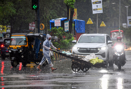 मुंबई: वसई से विरार के बीच लोकल ट्रेन संचालन प्रभावित, यात्रियों के लिए किए गए विशेष इंतजाम