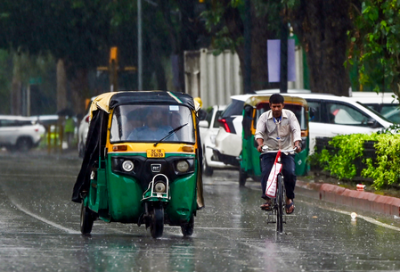 दिल्ली-एनसीआर में बारिश के बाद उमसभरी गर्मी ने किया परेशान, अगले 7 दिन तक तापमान में नहीं दिखेगा कोई बड़ा बदलाव