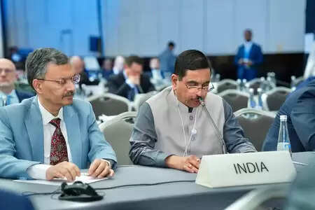 स्वच्छ ऊर्जा में भारत दे रहा है 300 अरब डॉलर का निवेश अवसर : प्रल्हाद जोशी