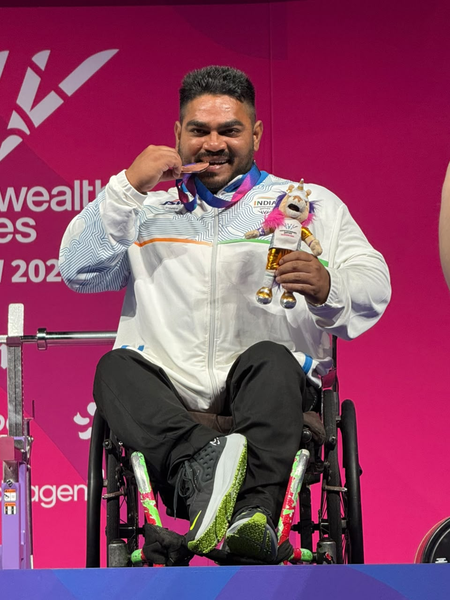 सीडब्ल्यूजी 2026: झंडू कुमार ने दिलाया भारत को पहला मेडल, पैरा पावरलिफ्टिंग में जीता ब्रॉन्ज