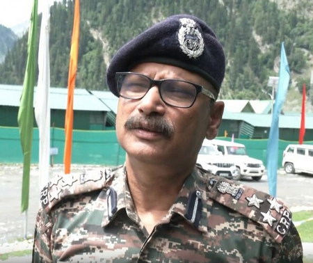 अमरनाथ यात्रियों के लिए सहारा बनी सीआरपीएफ की "मे आई हेल्प यू" पहल, बालटाल मार्ग पर तैनात हुईं महिला जवान