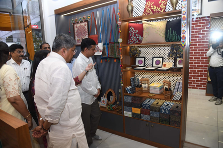 गुजरात: गांधीनगर में ‘गरवी गुरजारी’ शोरूम खुला, पारंपरिक शिल्प के लिए बाजार बढ़ाना मकसद