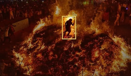 होली 2026 : मथुरा के इस गांव में सदियों से होलिका दहन की अनोखी परंपरा, जलती आग पर चलते हैं पुजारी