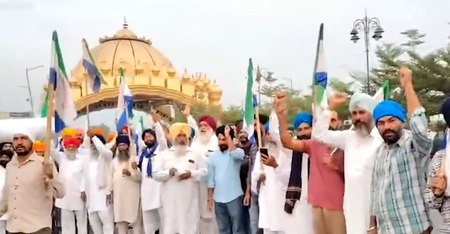 पंजाब बंद : परविंदर झोटा की हत्या के विरोध में अमृतसर के गोल्डन गेट पर किसानों का प्रदर्शन