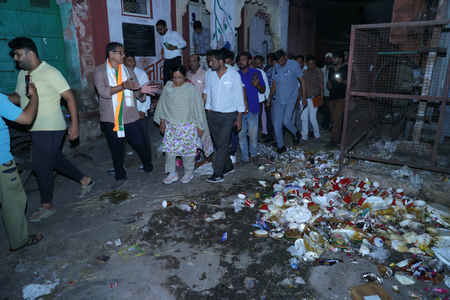 जयपुर के मेयर सुनील कोठारी रात में सड़कों पर उतरे, सफाई व्यवस्था का लिया जायजा और लगाई झाड़ू