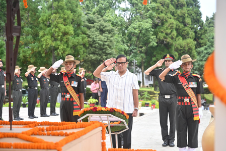 मुख्यमंत्री सरमा ने शिलांग में असम रेजिमेंट के वीरों को श्रद्धांजलि अर्पित की