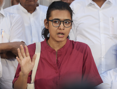 अभिजीत दिपके के बाद नेहा बोरा भी हिरासत में, तिरंगा प्रदर्शन से पहले कार्रवाई