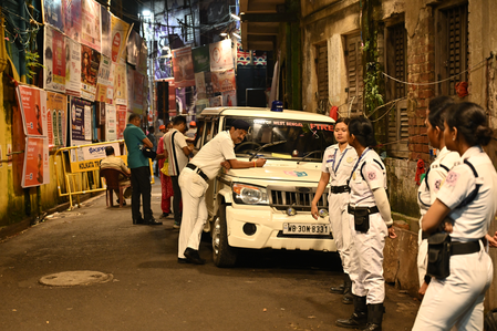 कोलकाता दुर्गा पंडाल भगदड़: पुलिस ने दर्ज किया मुकदमा, आयोजकों समेत 7 लोग गिरफ्तार