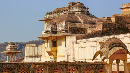 अरावली की चोटी पर बना 'बादलों का महल', 17वीं सदी के शाही ठिकाने में दिखता है राजपूत-मुगल कला का संगम