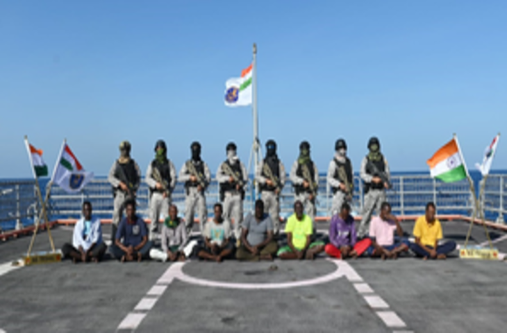 नौसेना ने नौ समुद्री लुटेरों को मुंबई पुलिस के हवाले किया