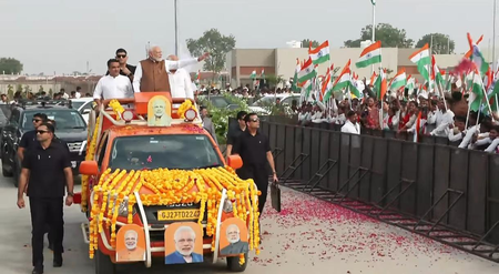 गुजरात के बनासकांठा में पीएम मोदी का भव्य रोड शो, लोगों ने किया जोरदार स्वागत