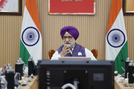 दिल्ली के एलजी ने नियमों में ढील देने और नागरिकों पर अनुपालन का बोझ कम करने पर जोर दिया