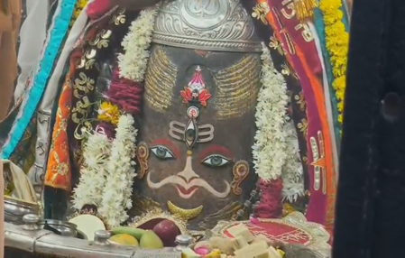 त्रिनेत्र खोलकर भक्तों को दर्शन दिए बाबा महाकाल, बेल पत्र, मुकुट रुद्राक्ष की माला अर्पित कर भव्य शृंगार