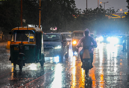एनसीआर में बदला मौसम का मिजाज: आज भी गरज-चमक के साथ बारिश के आसार, हवा हुई साफ