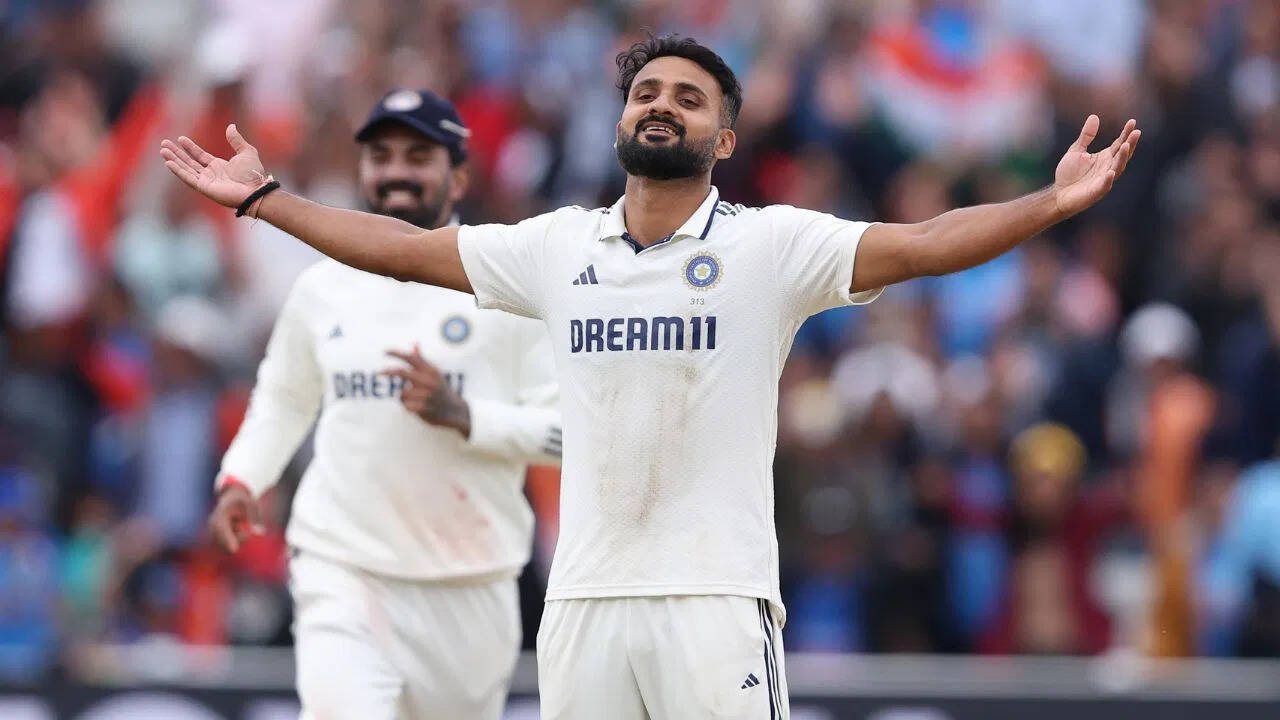 गोरखपुर पहुंचे आकाशदीप और मुकेश कुमार, मंदिर में किए दर्शन, गायों को खिलाया चारा